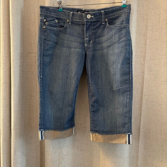 Rock Republic Capri Women’s Size 30 Light wash w/white Stitching. Pre-owned - Picture 1 of 7